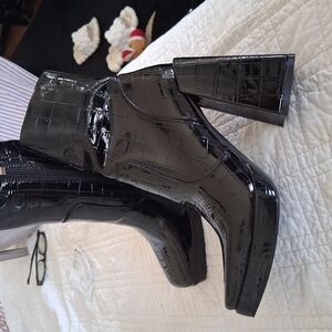 Glossy Black Heeled Boots with Modern Silhouette